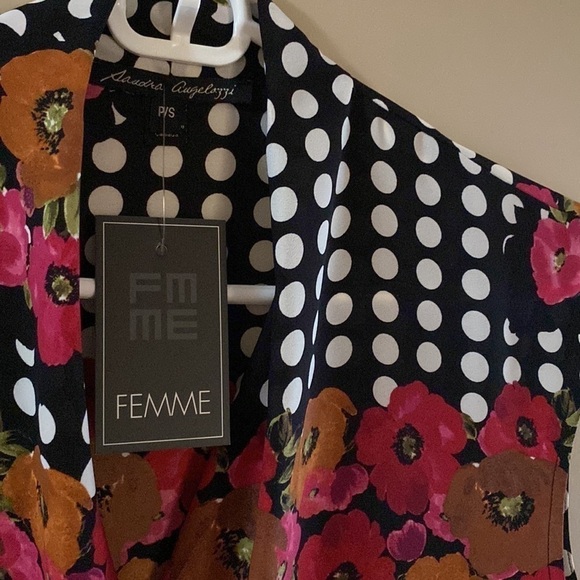 350. 🇨🇦 Femme de Carriere Sleeveless Blouse. Bright floral black and white. - Picture 9 of 11